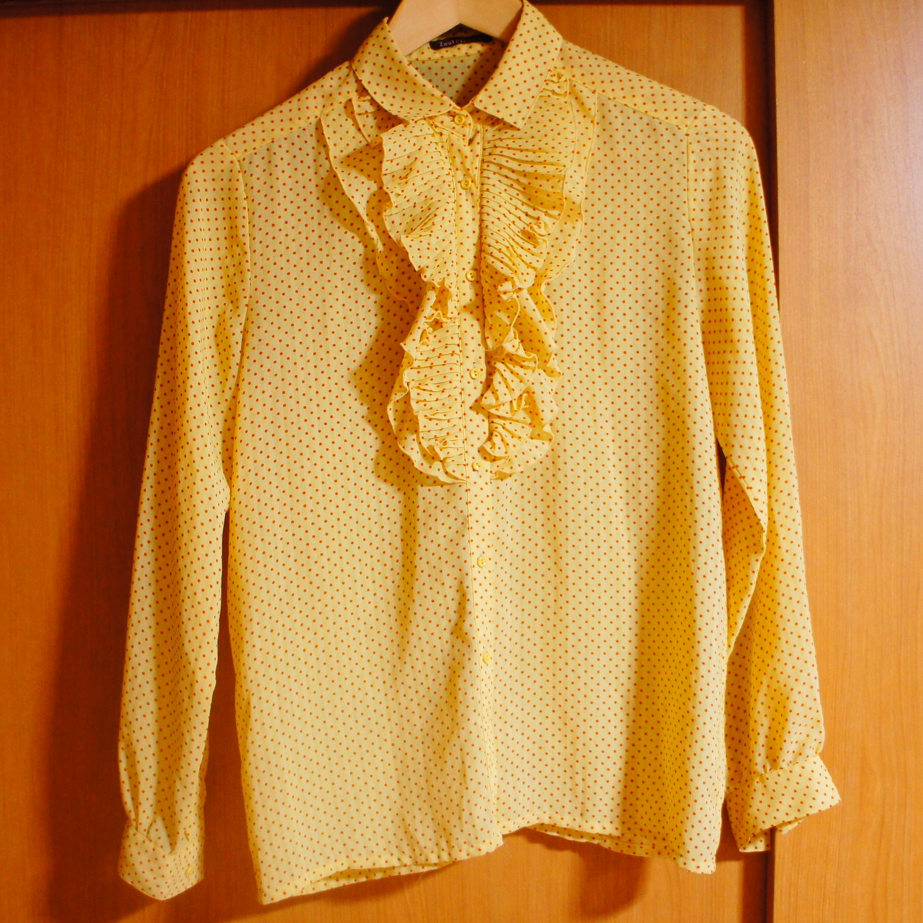 ドットのフリルブラウス