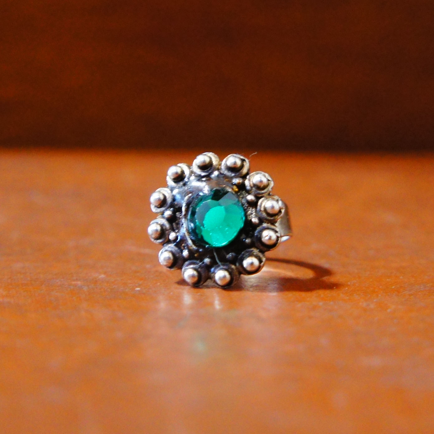 緑の石のリング