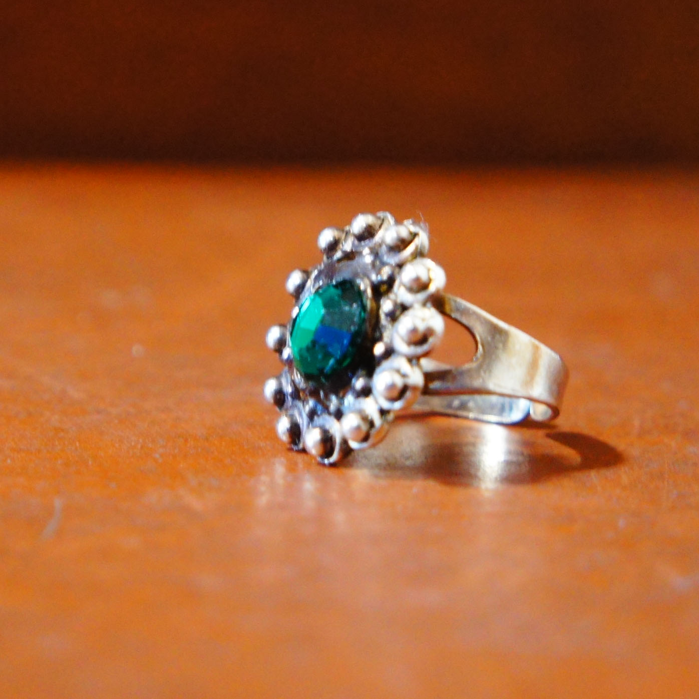 緑の石のリング